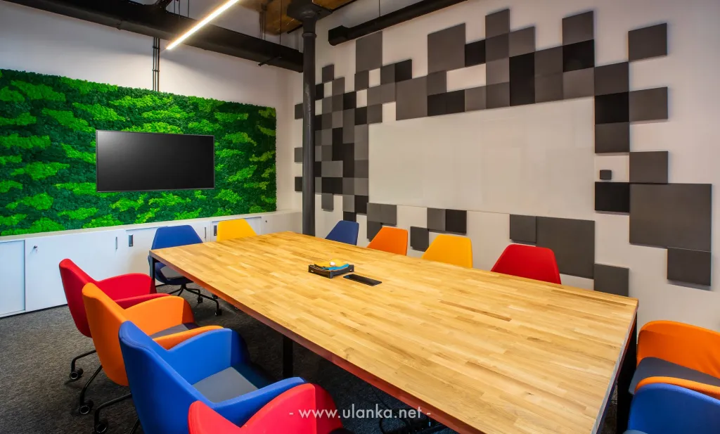 Fotografia korporacyjna – sala konferencyjna z kolorowymi krzesłami