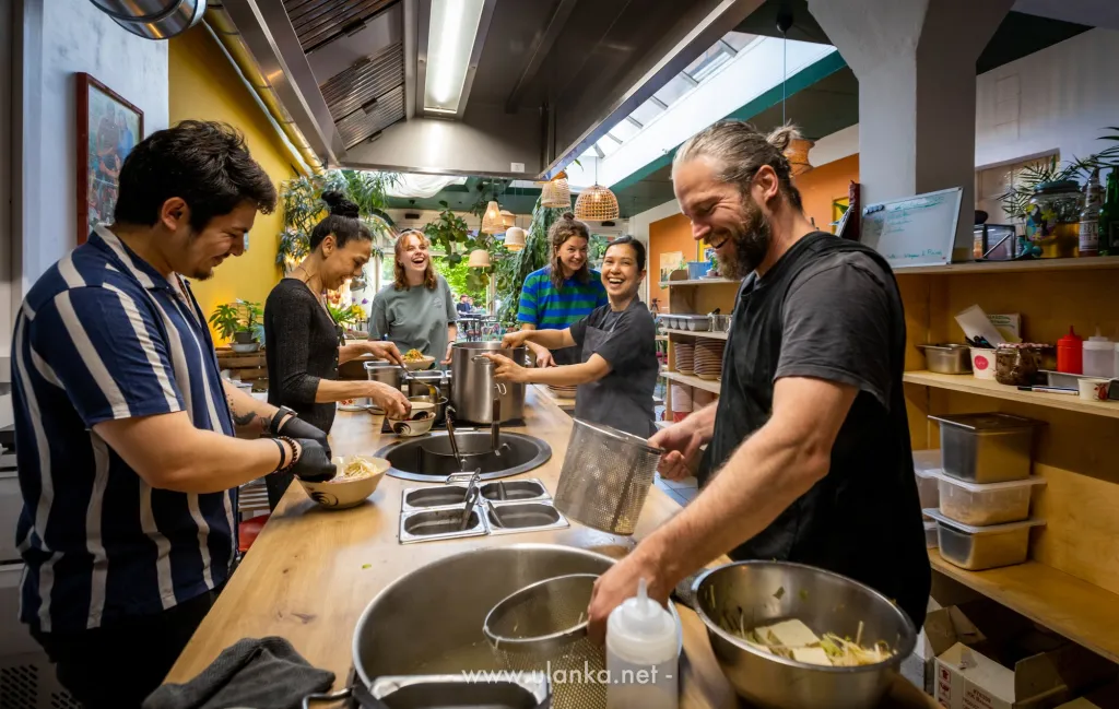 Fotografia korporacyjna – kucharze w kuchni restauracji