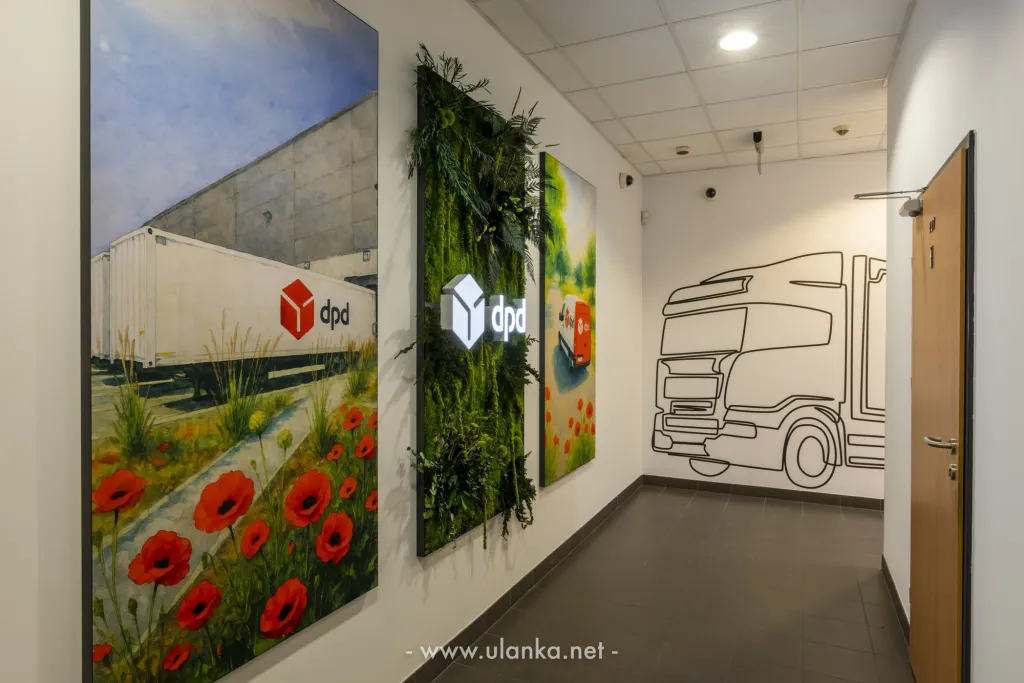 Fotografia korporacyjna – korytarz biura z grafiką ścienną