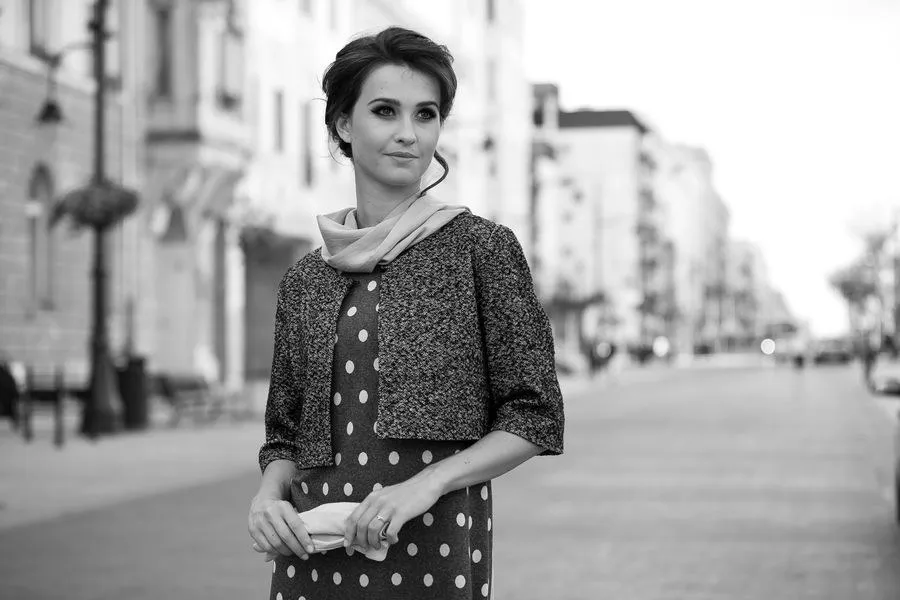 Fotografia mody – modelka na ulicy, czarno-białe