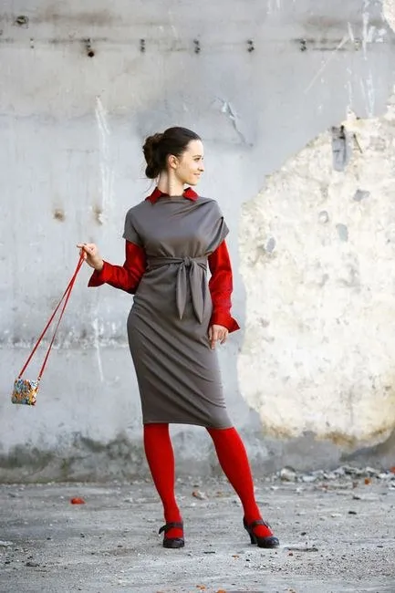 Fotografia mody – modelka w czerwonych rękawiczkach