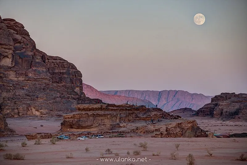 Fotografia podróżnicza – księżyc nad pustynią Wadi Rum