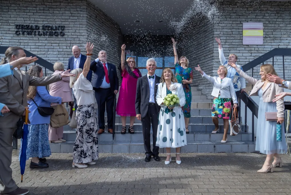 Fotografia ślubna – goście obsypują parę młodą