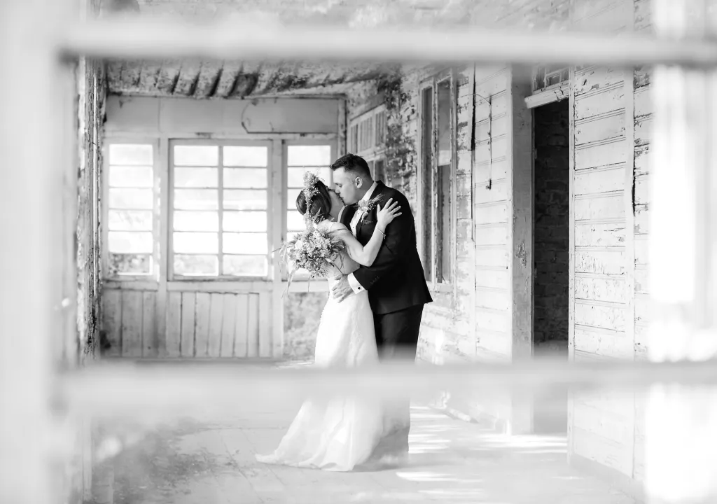 Fotografia ślubna – para młoda w oknie, czarno-białe