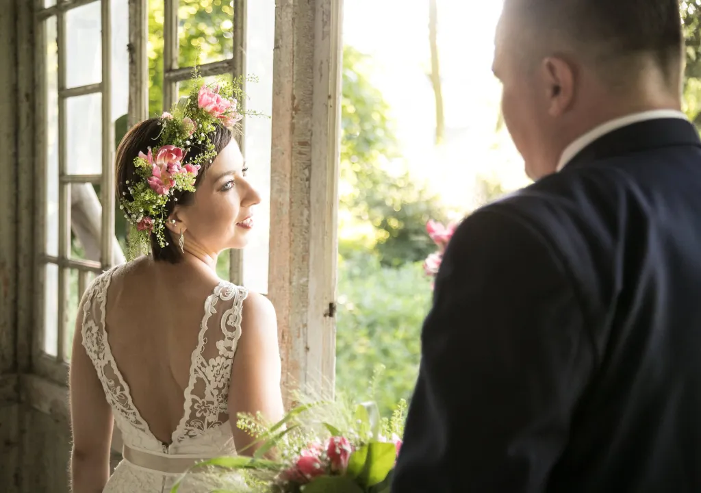 Fotografia ślubna – panna młoda z wiankiem przy oknie