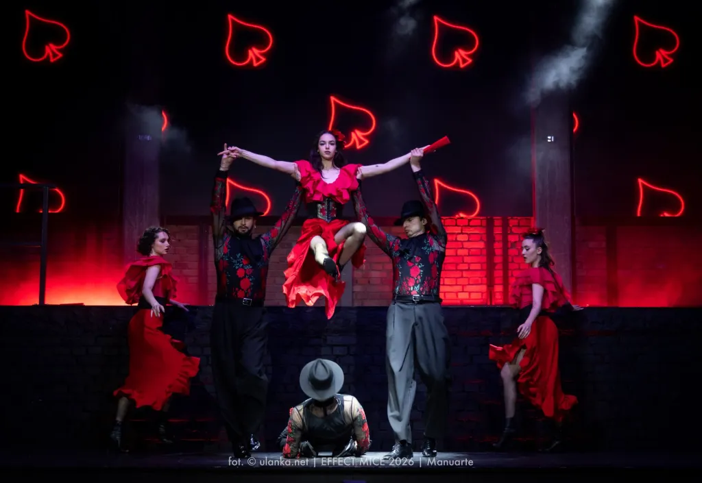 Fotografia teatralna – spektakl taneczny w czerwonym świetle