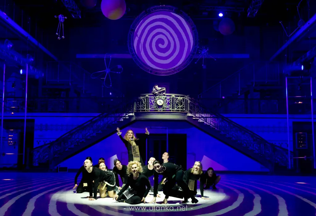 Fotografia teatralna – scena zbiorowa w niebieskim świetle