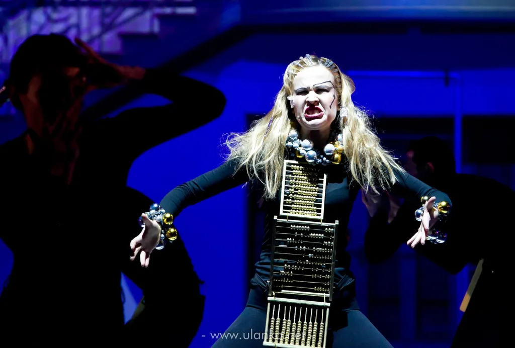 Fotografia teatralna – aktorka w kostiumie robota
