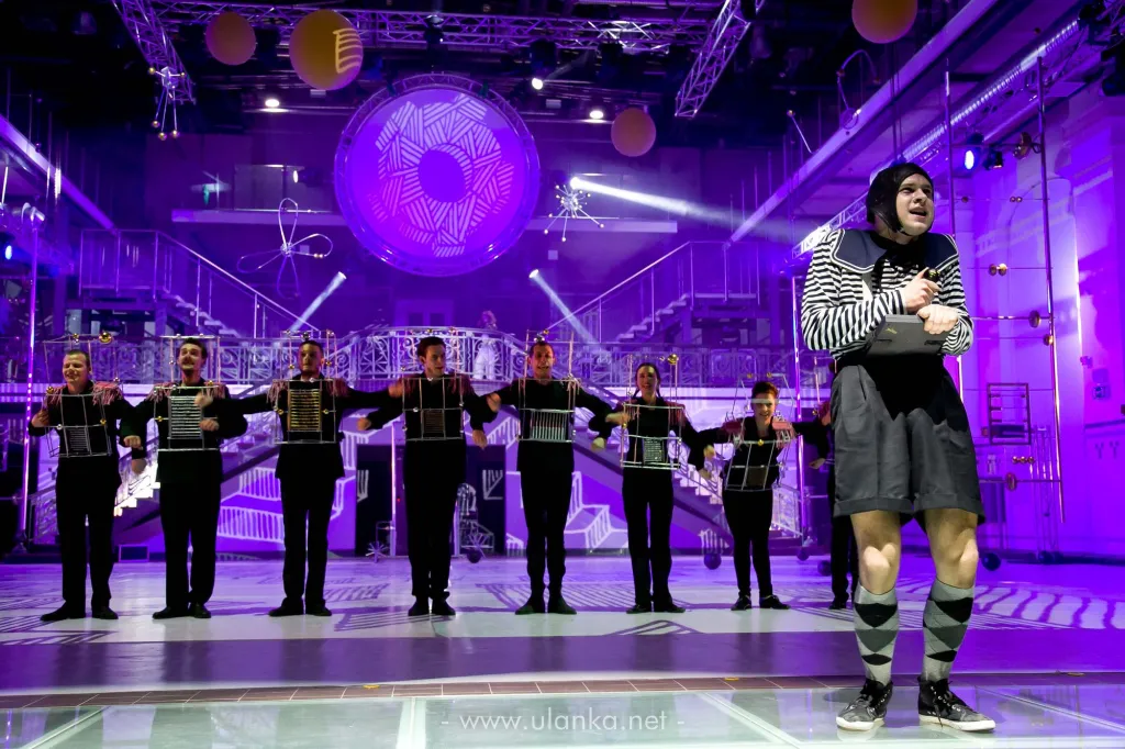 Fotografia teatralna – zespół aktorów na scenie