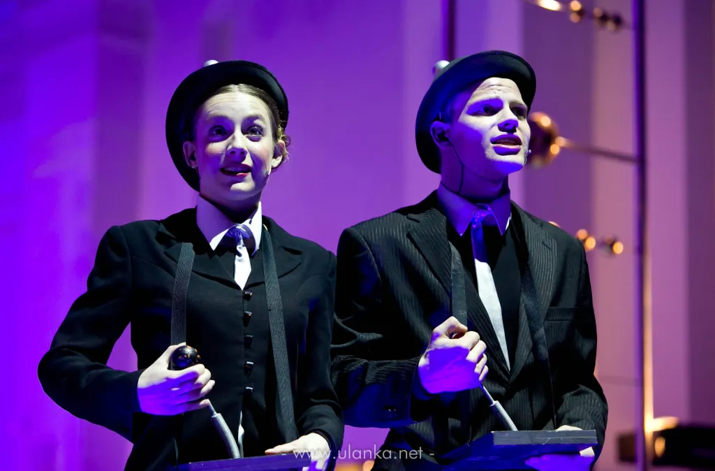 Fotografia teatralna – dwóch aktorów w melonikach