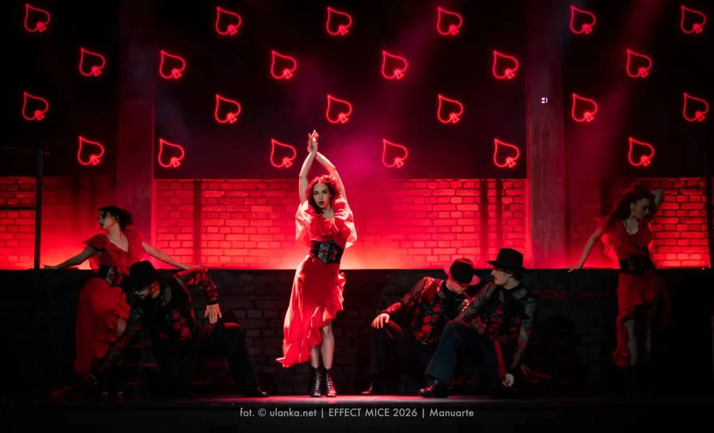 Tancerka flamenco w czerwonej sukni na scenie – fotografia teatralna