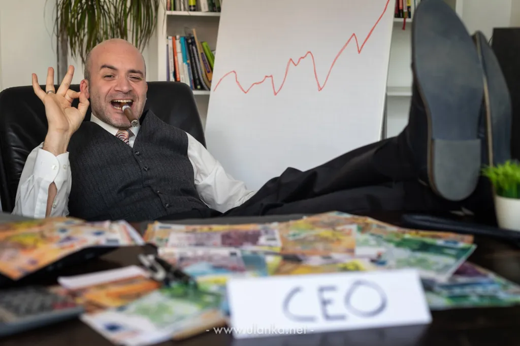 Humorystyczna sesja wizerunkowa prezesa z tabliczką CEO