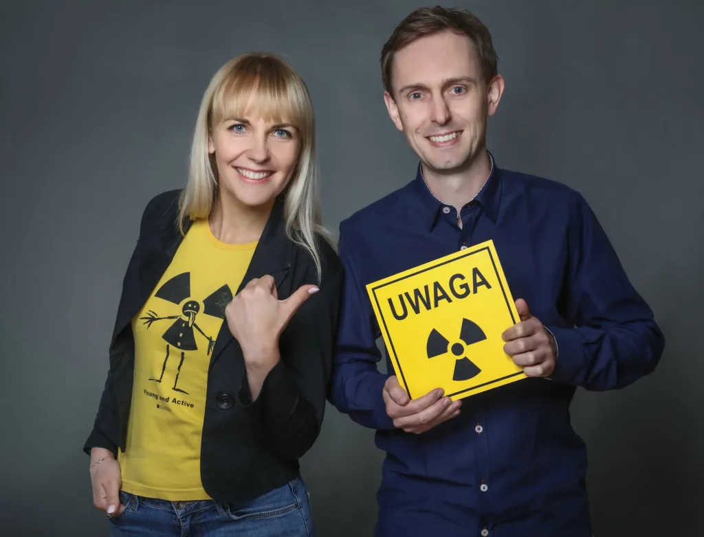 Sesja wizerunkowa duetu z tabliczką ostrzegawczą