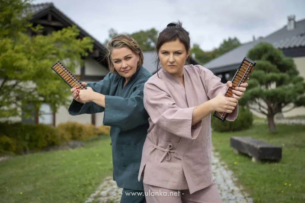 Humorystyczna sesja wizerunkowa dwóch kobiet z liczydłami