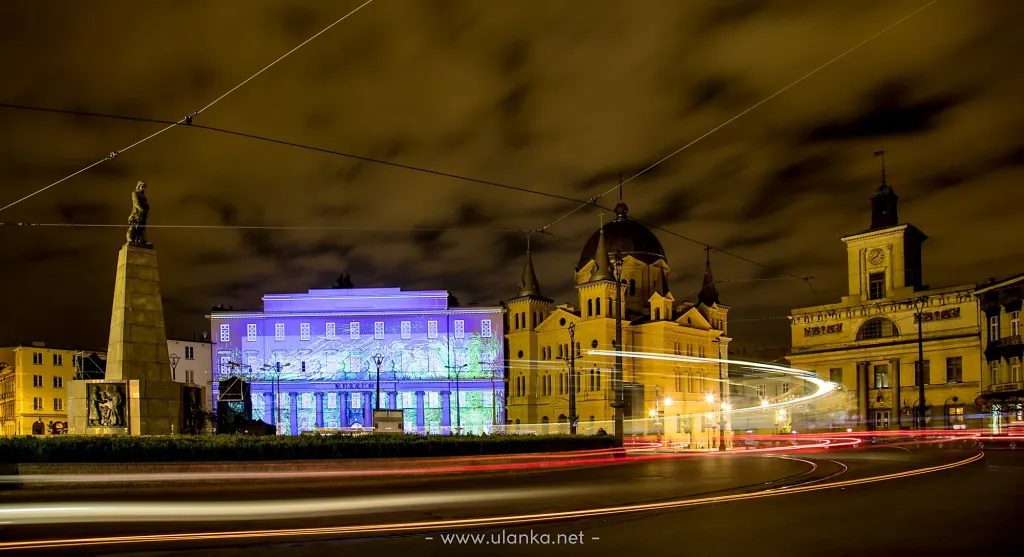 Fotografia architektury nocą – oświetlony budynek w Łodzi