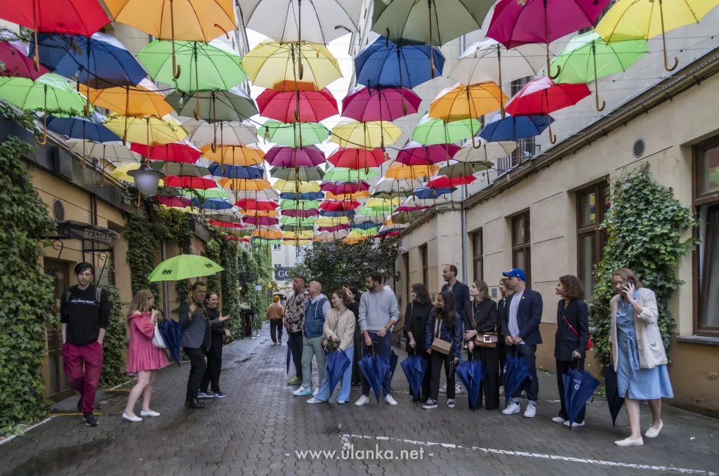 Fotoreportaż z Pasażu Róży w Łodzi pod kolorowymi parasolkami