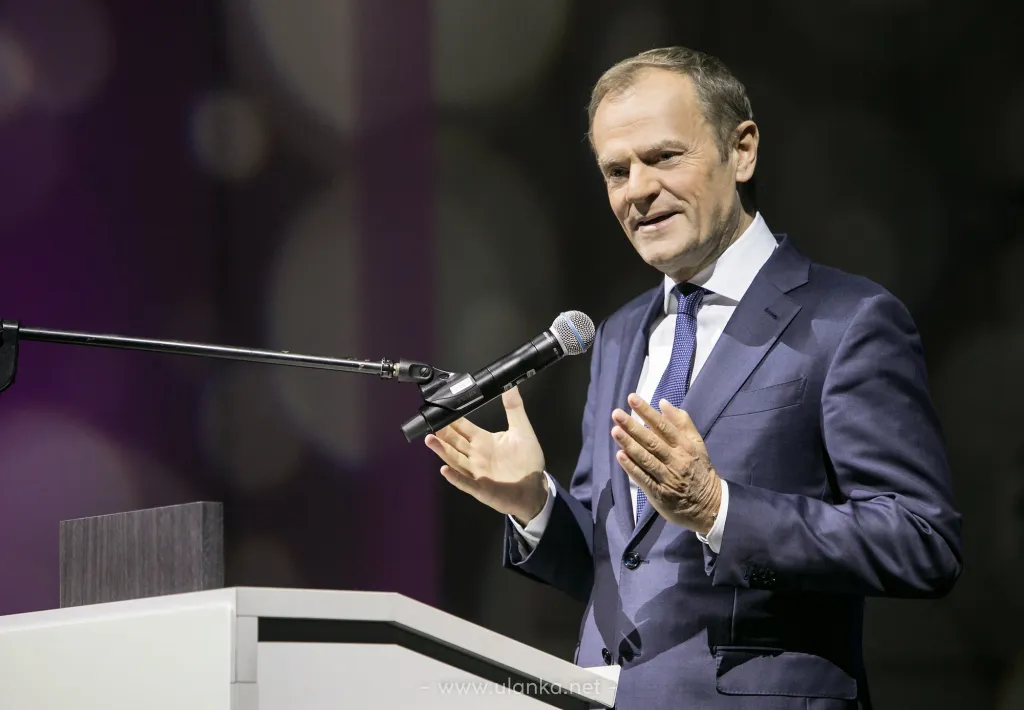Fotoreportaż – polityk przemawiający z mikrofonem