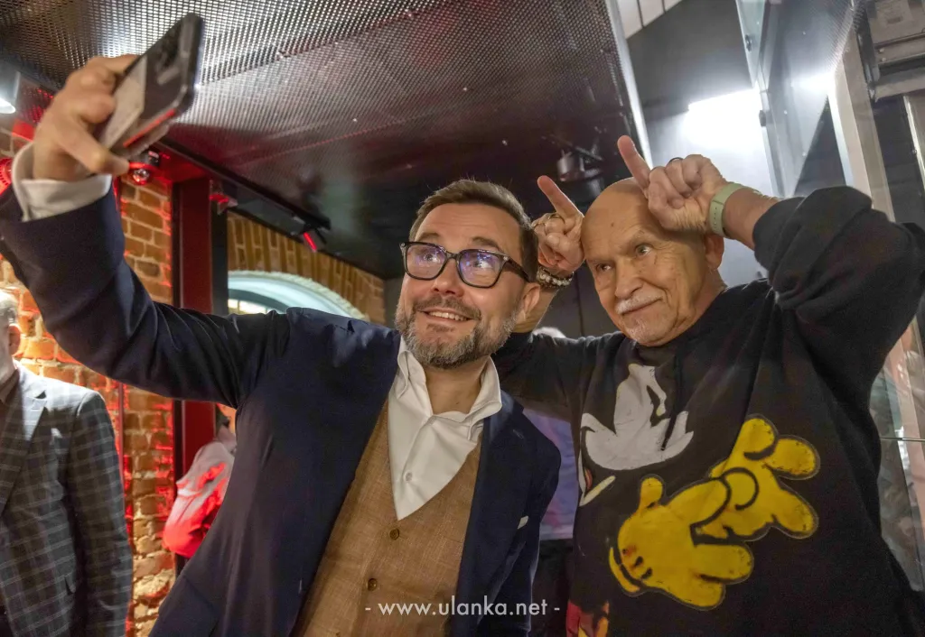 Aktorzy robiący selfie podczas wydarzenia Teatropolis – fotoreportaż