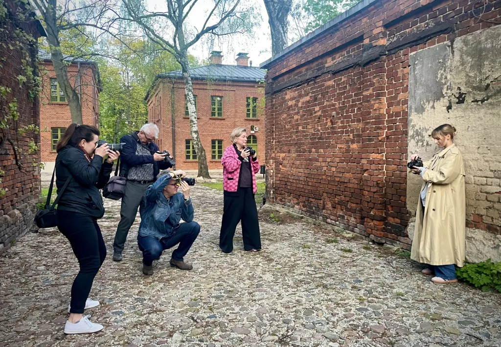 Plener fotograficzny w Łodzi – uczestnicy fotografują modelkę
