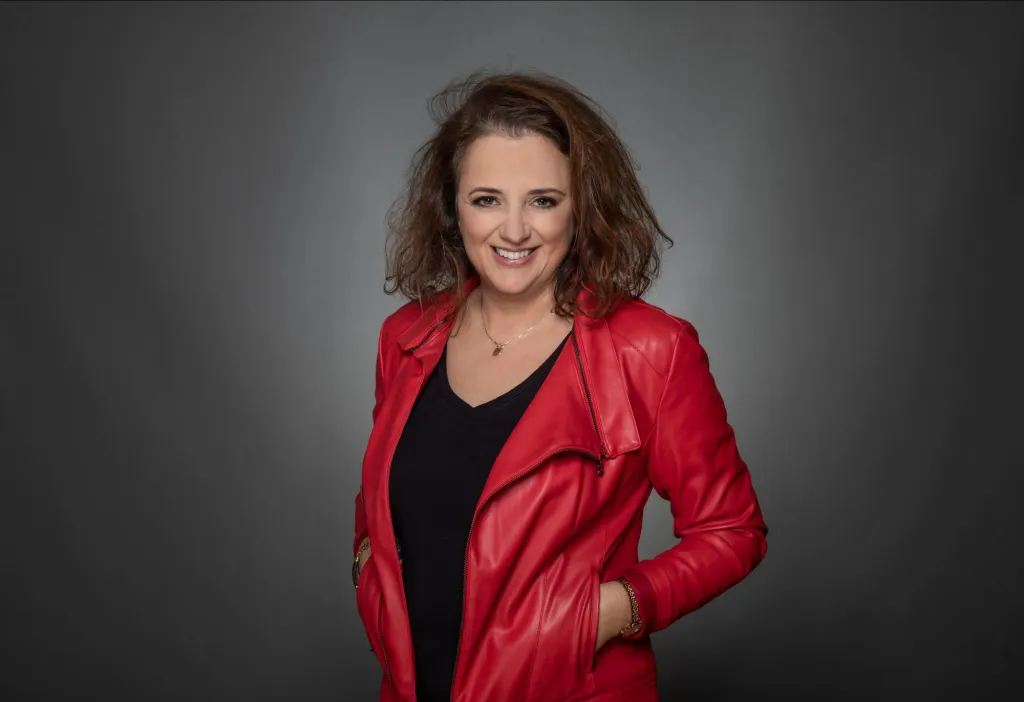 Portret biznesowy kobiety w czerwonej skórzanej kurtce