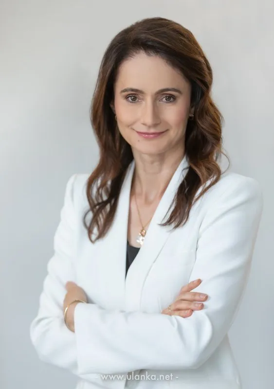 Portret biznesowy kobiety w białej marynarce