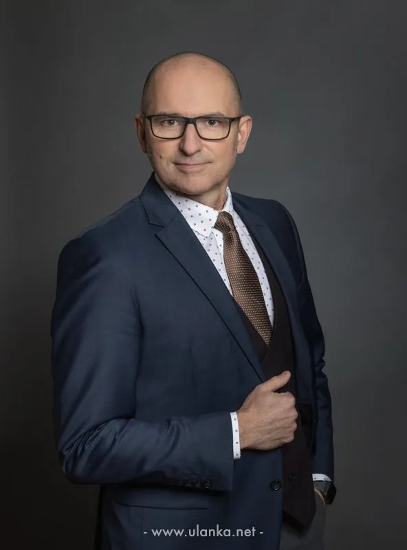Portret biznesowy mężczyzny w okularach i garniturze