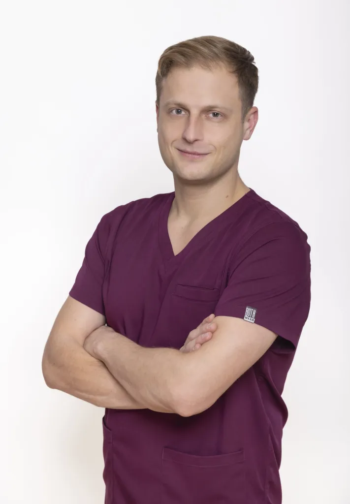 Portret lekarza w bordowym uniformie medycznym