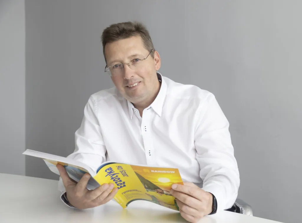 Portret biznesowy mężczyzny przy biurku z książką