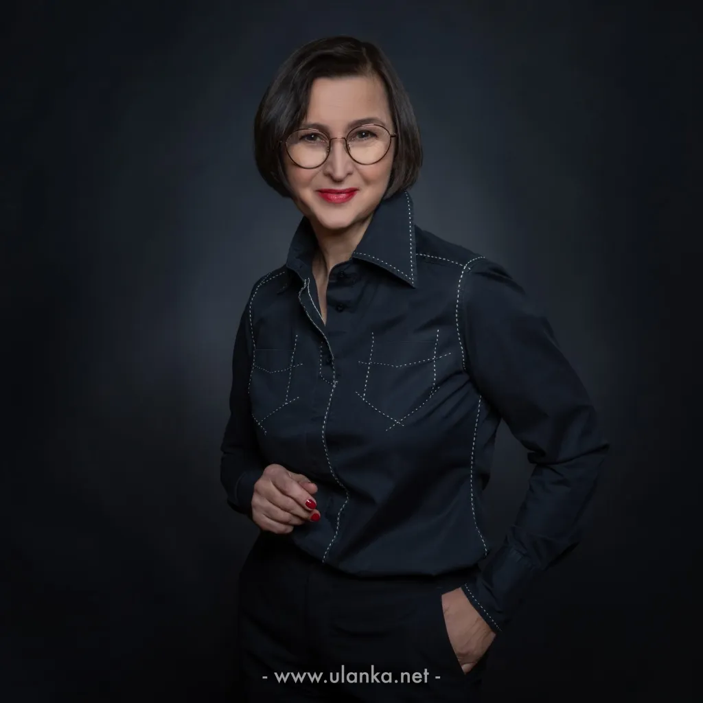 Portret wizerunkowy kobiety w ciemnej koszuli
