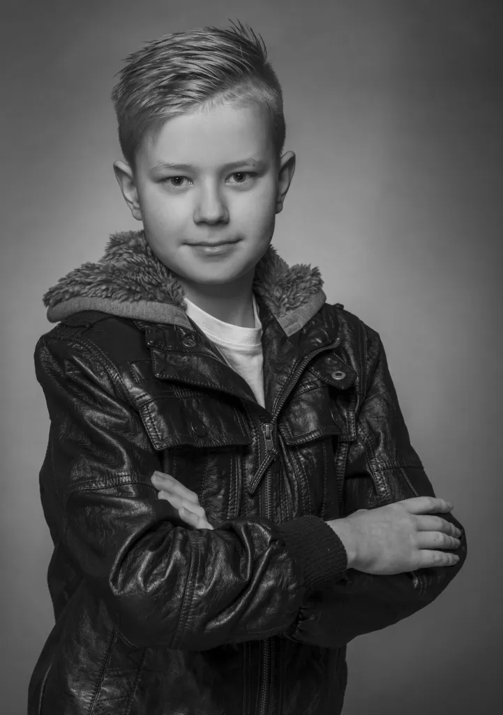 Fotografia dziecięca – czarno-biały portret chłopca