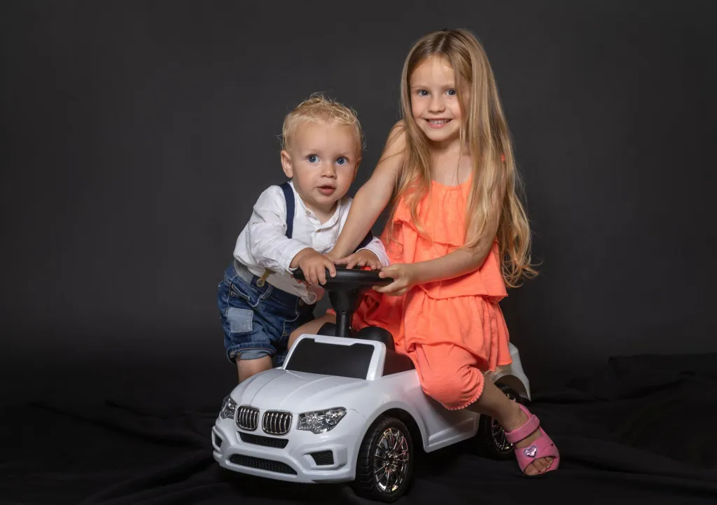 Fotografia dziecięca – rodzeństwo z samochodzikiem
