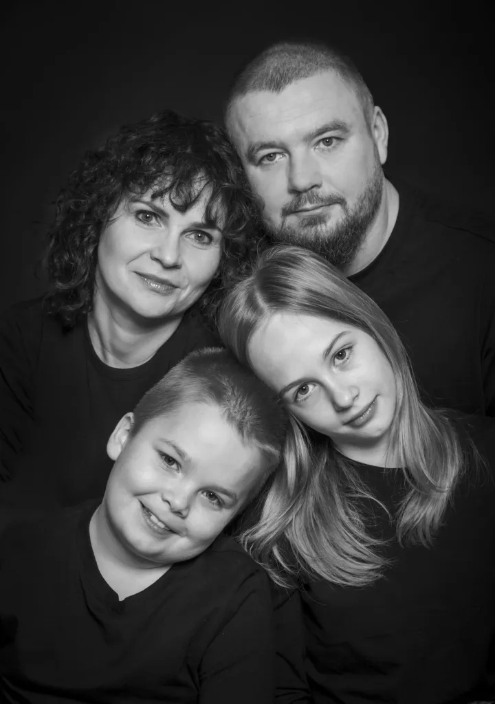 Sesja rodzinna – czarno-biały portret rodziny