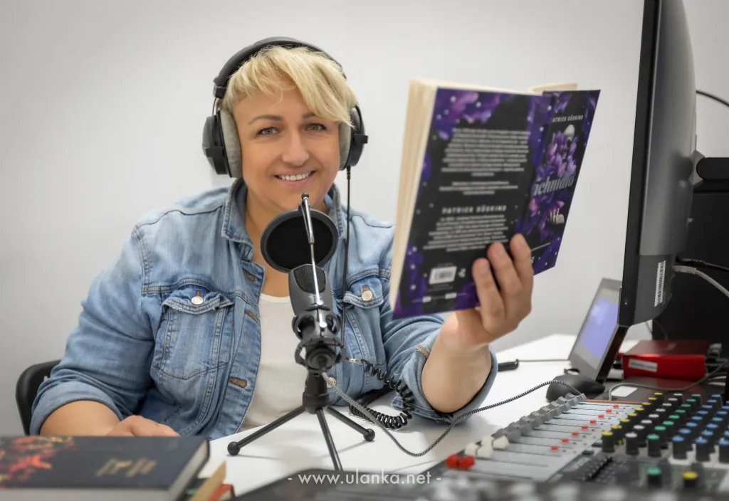 Sesja wizerunkowa prowadzącej podcast w studiu nagraniowym