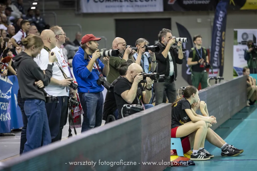 Uczestnicy warsztatów fotografują mecz siatkówki