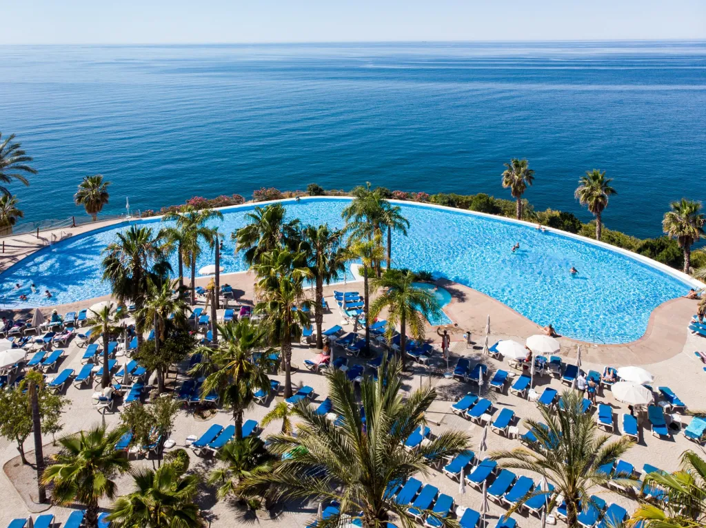 Zdjęcie z drona – hotelowy basen nad morzem