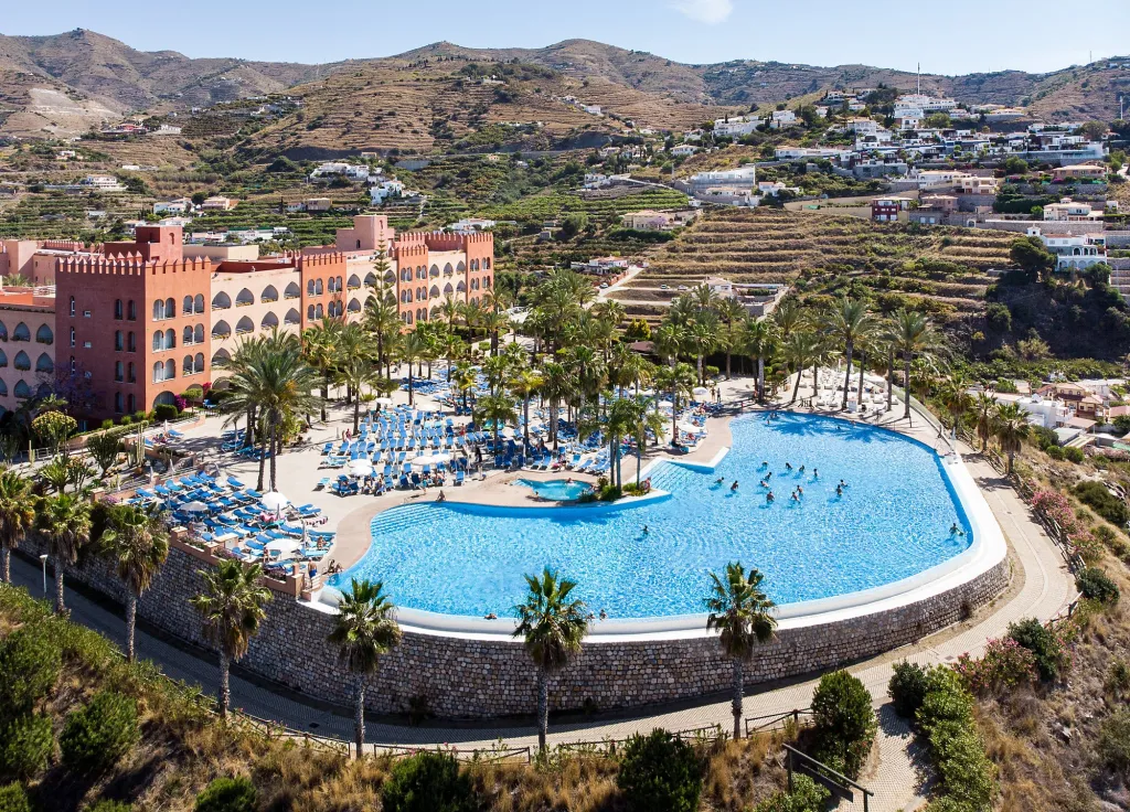 Zdjęcie z drona – kompleks hotelowy z basenami