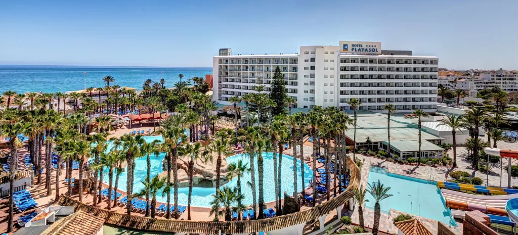 Zdjęcie z drona – hotel z basenami i palmami