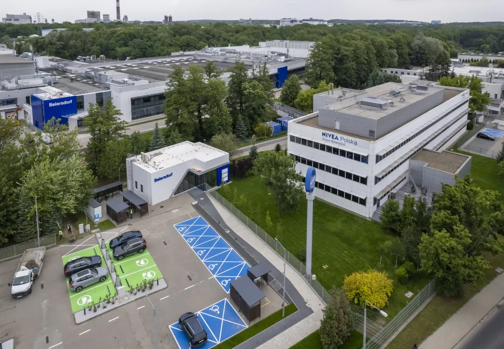 Zdjęcie z drona – teren firmy i parking